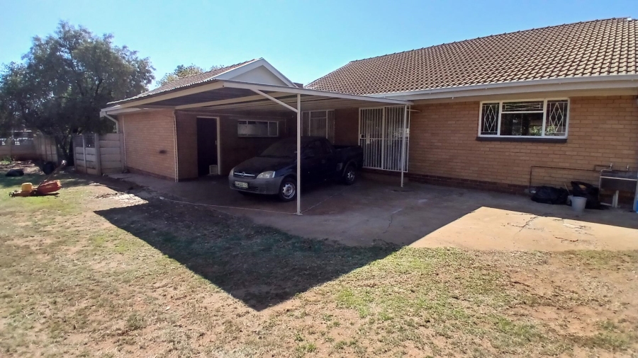 4 Bedroom Property for Sale in Pellissier Free State